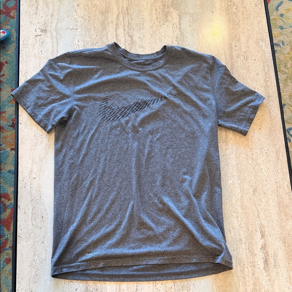 Nike swoosh Gray Graphic Men's tee t Shirt medium EUC‎